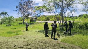 Karya Bakti Satgas Yonif 521/DY Bersihkan untuk Lingkungan Sehat di Wilayah Penugasan Papua