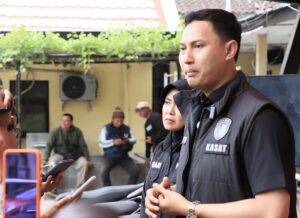 Tim Trauma Healing Polri Bersama Relawan UI Hadir Bersama Warga Pascabanjir di Cilincing