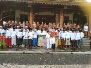 Ramadan Penuh Berkah, Dharma Wanita Lapas Jember Santuni Anak Yatim dan Santri di Desa Cumedak