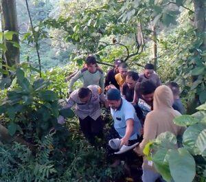 Ngantuk di Jalur Maut Gumitir, Mobil Terjun ke Jurang 15 Meter, Satu Penumpang Patah Tulang