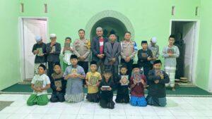 Polsek Kalibaru dan Relawan Al Haramain Tebar Al-Qur’an, Bentuk Generasi Berakhlak dan Sadar Kamtibmas